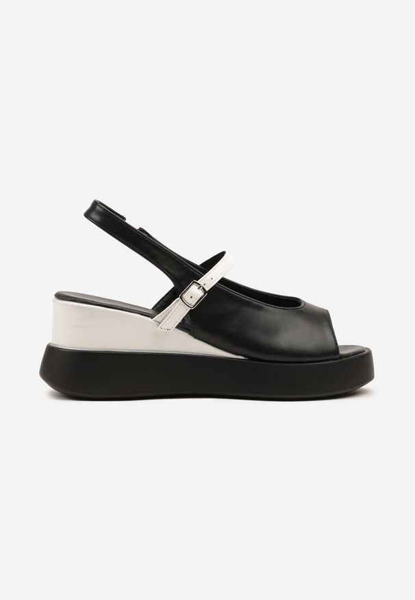 Born2be - Czarne Sandały Vices na Grubej Podeszwie Zdobione Paskiem z Klamerką Realisa. Okazja: na co dzień. Zapięcie: pasek. Kolor: czarny. Wzór: aplikacja. Sezon: lato. Obcas: na obcasie. Styl: klasyczny, casual, elegancki. Wysokość obcasa: średni