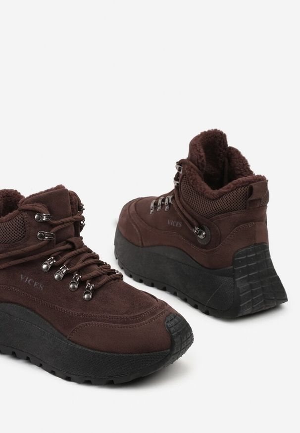 Renee - Brązowe Sneakersy Śniegowce Vices na Platformie w Sportowym Stylu Nelsella. Okazja: na spacer, na co dzień. Kolor: brązowy. Materiał: jeans. Szerokość cholewki: normalna. Obcas: na platformie. Sport: turystyka piesza