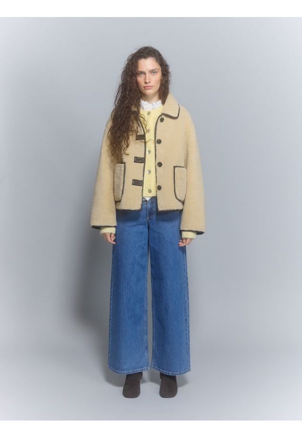 Reserved - Dwustronna kurtka kożuch - kremowy. Kolor: kremowy. Materiał: futro