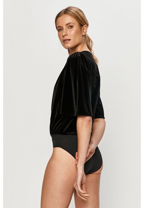 Undress Code Bluzka damska kolor czarny gładka. Kolor: czarny. Materiał: welur. Długość rękawa: krótki rękaw. Długość: krótkie. Wzór: gładki