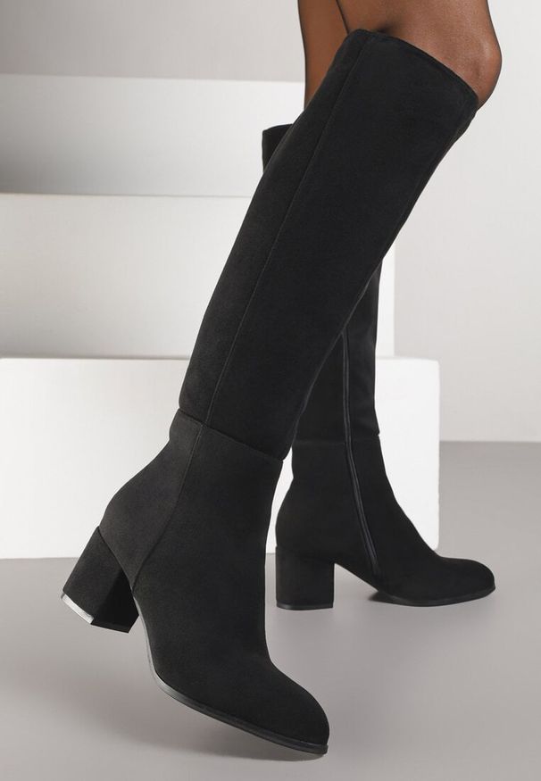 Renee - Czarne Kozaki Vices z Imitacji Zamszu na Niskim Obcasie Typu Słupek Ilovea. Okazja: na imprezę, na co dzień. Kolor: czarny. Materiał: zamsz. Obcas: na obcasie. Styl: casual. Wysokość obcasa: niski