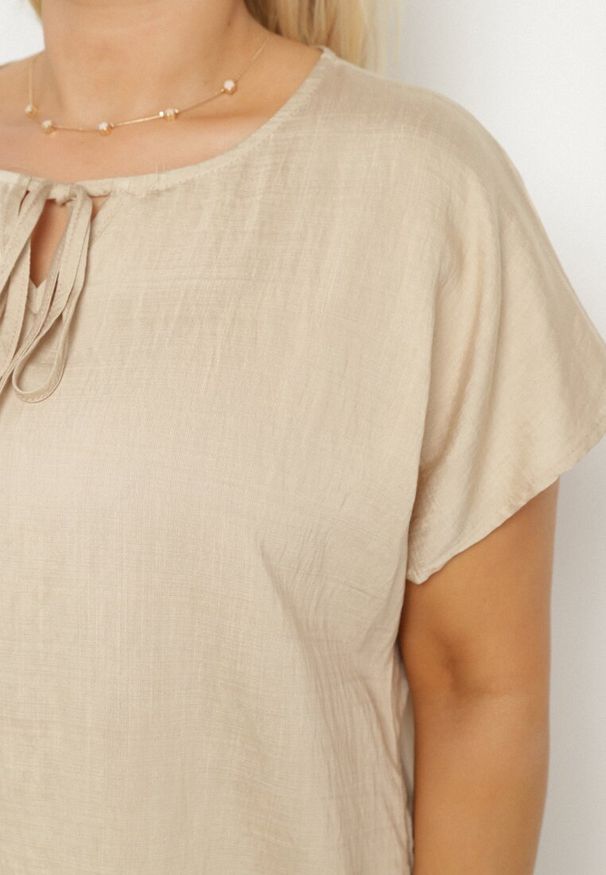 Born2be - Ciemnobeżowa Bluzka z Wiskozą Wiązana przy Dekolcie Dovarelle. Okazja: na co dzień. Kolekcja: plus size. Kolor: beżowy. Materiał: wiskoza. Długość rękawa: krótki rękaw. Długość: krótkie. Styl: casual, elegancki