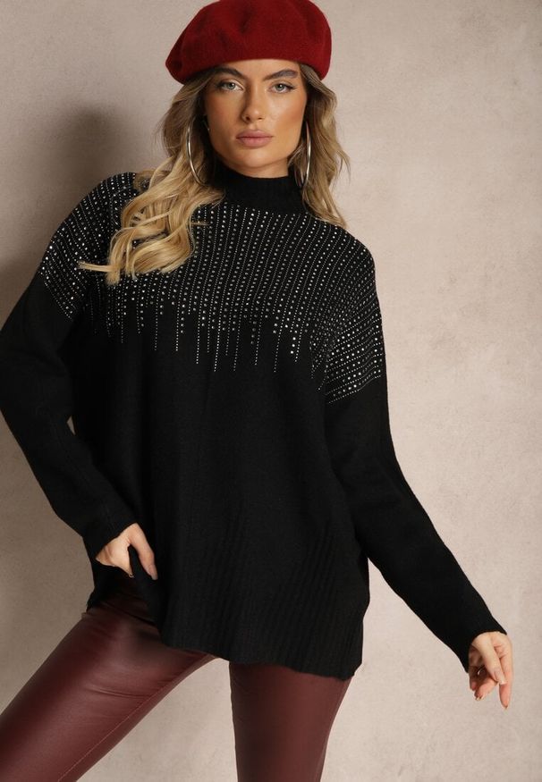 Renee - Czarny Golf o Kroju Oversize z Eleganckim Cyrkoniowym Zdobieniem przy Dekolcie Melirra. Okazja: na co dzień. Typ kołnierza: golf. Kolor: czarny. Wzór: aplikacja. Styl: elegancki