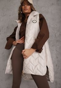 Renee - Jasnoszara Długa Pikowana Kamizelka z Kapturem i Ozdobną Naszywką Mentape. Typ kołnierza: kaptur. Kolor: szary. Długość: długie. Wzór: aplikacja. Styl: sportowy #1