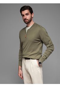 Ombre Clothing - Sweter męski z wiskozą i rozpinanym dekoltem – oliwkowy V1 - Rozmiar: XXL. Typ kołnierza: kołnierzyk stójkowy. Kolor: oliwkowy. Materiał: wiskoza. Wzór: gładki, aplikacja, ze splotem. Styl: elegancki #10