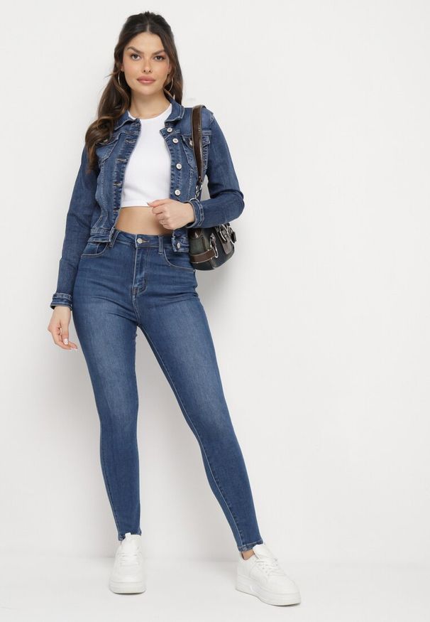 Born2be - Granatowa Jeansowa Kurtka o Klasycznym Kroju z Guzikami i Kieszeniami Umerlia. Kolor: niebieski. Materiał: jeans. Styl: klasyczny