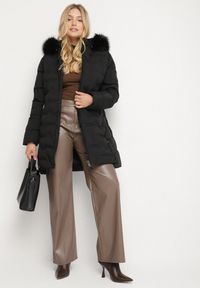 Born2be - Czarna Pikowana Kurtka z Kapturem z Futerkiem Espenna. Okazja: na co dzień. Typ kołnierza: kaptur. Kolekcja: plus size. Kolor: czarny. Materiał: futro. Sezon: zima. Styl: casual, elegancki #3