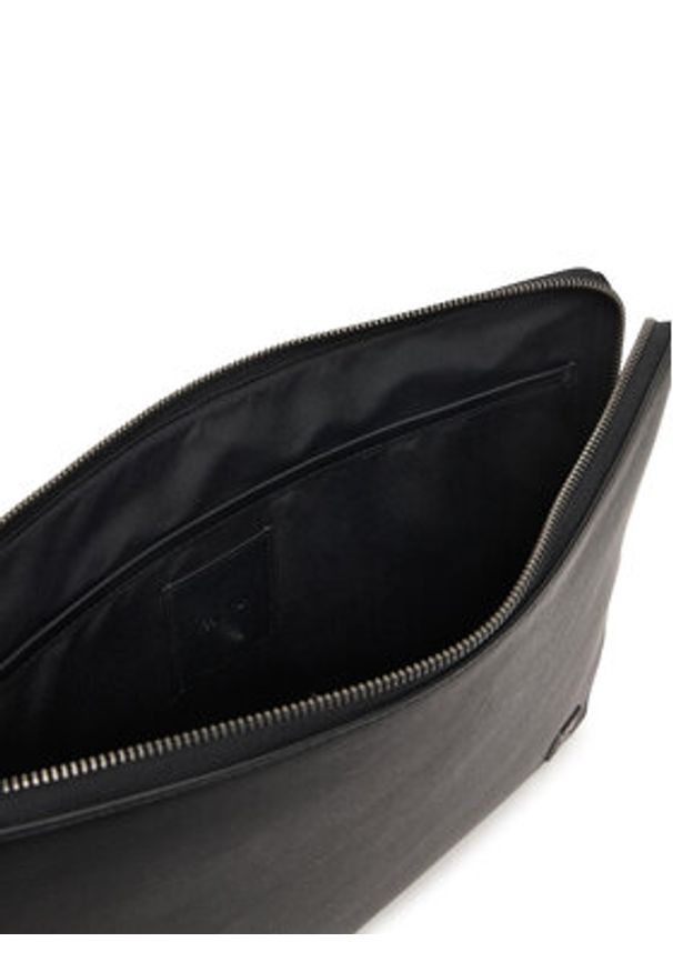 Calvin Klein Etui na tablet Emblem Hw Laptop Sleeve LV04D1171G Czarny. Kolor: czarny. Materiał: skóra