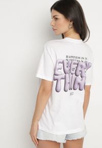 Born2be - Biało-Fioletowy Bawełniany T-shirt z Napisami Hallena. Okazja: na co dzień, na spotkanie biznesowe. Kolor: biały. Materiał: bawełna. Wzór: napisy. Styl: biznesowy, klasyczny, elegancki, casual #5