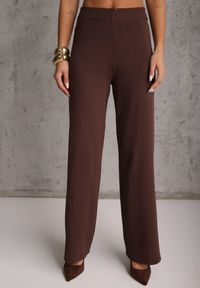 Renee - Brązowy Komplet z Wiskozą Szerokie Spodnie i Kamizelka z Aplikacjami 3D Hirimi. Kolor: brązowy. Materiał: wiskoza. Wzór: aplikacja #3