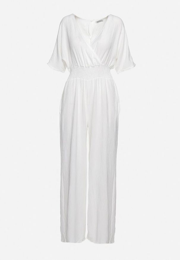 Born2be - Biały Taliowany Kombinezon z Kopertową Górą i Długimi Szerokimi Nogawkami Loni. Okazja: na co dzień. Kolor: biały. Długość: długie. Styl: elegancki, casual, klasyczny