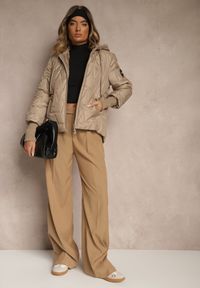 Renee - Ciemnobeżowa Kurtka z Pikowanymi Przeszyciami Kapturem i Warstwowymi Rękawami Tulamia. Okazja: na co dzień. Kolor: beżowy. Materiał: jeans. Styl: casual #5