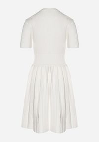 Born2be - Biała Sukienka z Wiskozy o Rozkloszowanym Kroju z Plisami i Guzikami Alusena. Okazja: na co dzień. Kolor: biały. Materiał: wiskoza. Typ sukienki: rozkloszowane. Styl: casual, elegancki #2