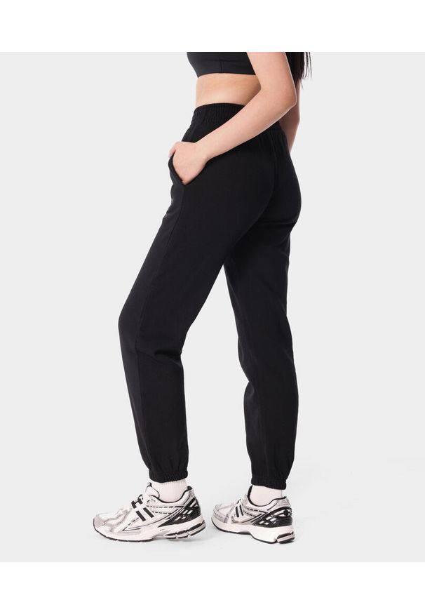 Spodnie dresowe sportowe dla kobiet Carpatree Varsity Chic. Kolor: czarny. Materiał: dresówka. Sport: fitness