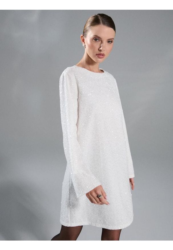 Sinsay - Sukienka bombka z ozdobnymi cekinami - kremowy. Kolor: kremowy. Typ sukienki: bombki