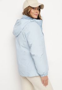 Born2be - Jasnoniebieska Kurtka Wiatrówka z Odpinanym Kapturem z Odpinaną Pikowaną Stroną Zinlia. Kolor: niebieski. Materiał: jeans. Długość rękawa: długi rękaw. Długość: długie