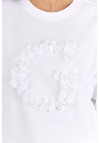 Guess - GUESS Biała bluza damska z literką g obszytą płatkami. Kolor: biały. Materiał: bawełna. Wzór: aplikacja #3
