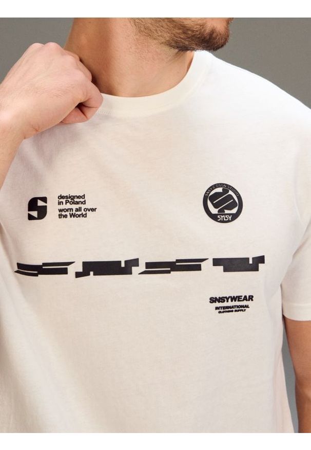 Sinsay - Bawełniana koszulka z krótkim rękawem - kremowy. Kolor: kremowy. Materiał: bawełna. Długość rękawa: krótki rękaw. Długość: krótkie