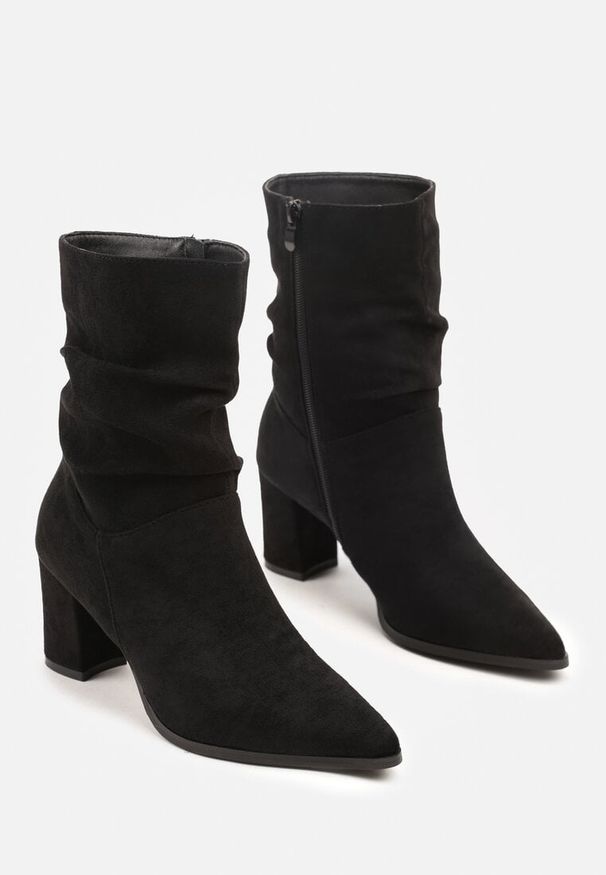 Renee - Czarne Marszczone Botki z Imitacji Zamszu na Słupkowym Obcasie Nalorese. Okazja: na co dzień. Kolor: czarny. Materiał: zamsz. Obcas: na obcasie. Styl: casual, elegancki. Wysokość obcasa: średni