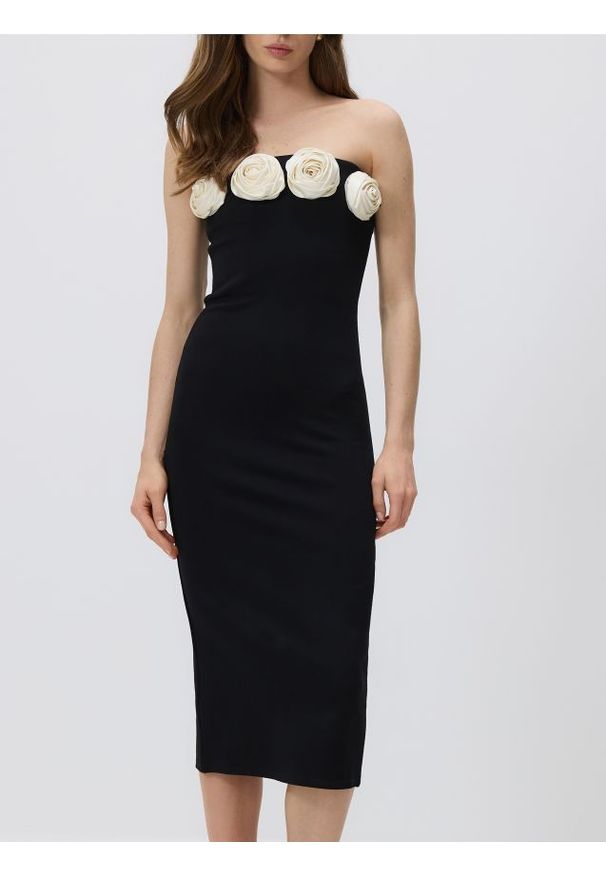 Reserved - Sukienka z ozdobnymi różami - czarny. Kolor: czarny. Materiał: wiskoza, tkanina