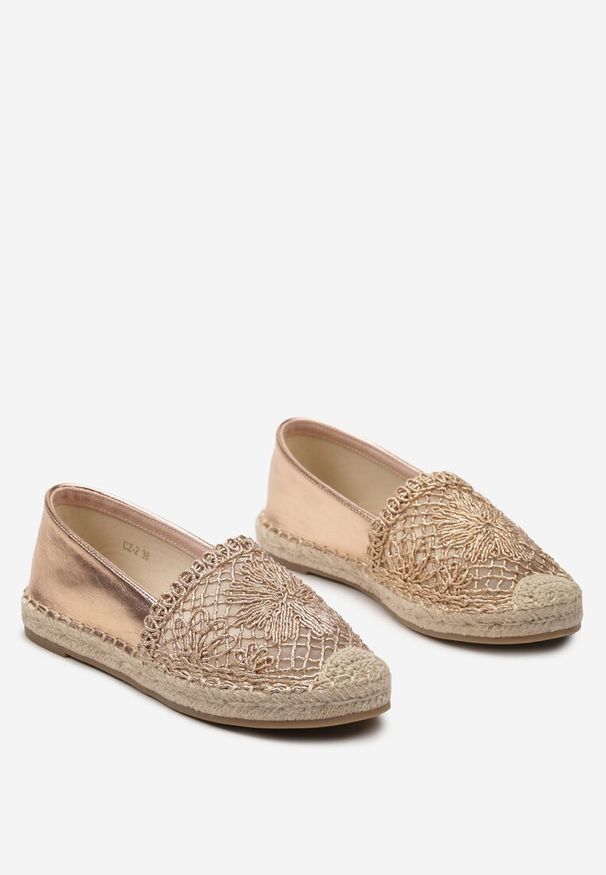 Born2be - Szampańskie Espadryle na Płaskiej Plecionej Podeszwie z Ażurowym Noskiem Qianatia. Kolor: złoty. Materiał: len, jedwab, jeans. Wzór: ażurowy. Sezon: lato. Styl: elegancki