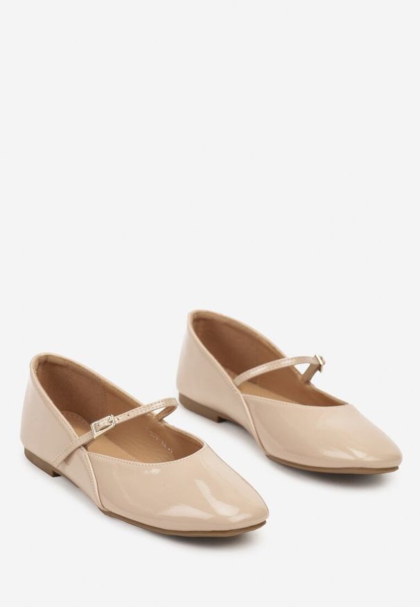Born2be - Beżowe Płaskie Balerinki w Stylu Mary Jane Ozdobione Paskiem Kikizelle. Okazja: na co dzień, na spotkanie biznesowe. Zapięcie: pasek. Kolor: beżowy. Materiał: bawełna. Wzór: aplikacja. Styl: biznesowy, casual, elegancki, klasyczny, retro