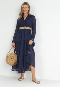 Born2be - Granatowa Sukienka z Kopertowym Dekoltem i Plecionym Paskiem Dirmi. Kolor: niebieski. Materiał: materiał. Typ sukienki: kopertowe #5