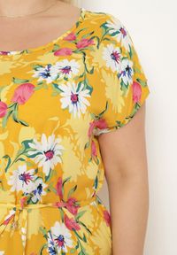 Born2be - Żółta Wiskozowa Sukienka w Kwiaty z Materiałowym Paskiem w Talii Aristina. Okazja: na imprezę, na co dzień. Kolor: żółty. Materiał: wiskoza, materiał. Wzór: kwiaty. Sezon: lato. Styl: casual #6