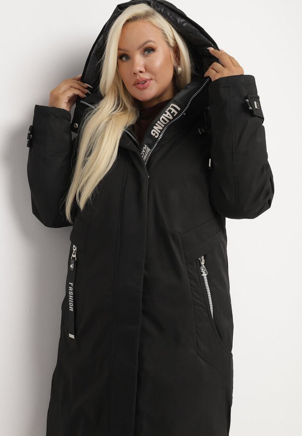 Born2be - Czarna Kurtka z Kapturem o Wydłużonym Fasonie z Kieszeniami na Suwak Loreldra. Typ kołnierza: kaptur. Kolor: czarny