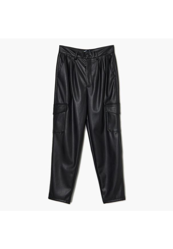 Cropp - Joggery cargo z imitacji skóry - Czarny. Kolor: czarny. Materiał: skóra. Długość: długie