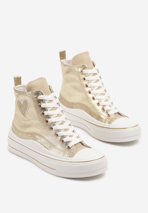 Renee - Złote Trampki na Platformie z Serduszkiem za Kostkę Ellista. Okazja: na co dzień. Wysokość cholewki: za kostkę. Kolor: złoty. Materiał: jeans. Szerokość cholewki: normalna. Wzór: aplikacja. Obcas: na platformie. Styl: elegancki, casual, sportowy