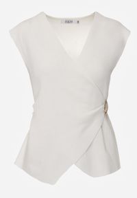 Born2be - Biała Bluzka z Wiskozą Kopertowym Dekoltem i Metalową Klamrą z Boku Sanviel. Kolor: biały. Materiał: wiskoza #8