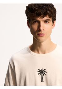Reserved - T-shirt comfort z nadrukiem - złamana biel. Materiał: bawełna, dzianina. Wzór: nadruk #1