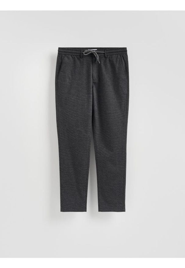 Reserved - Spodnie carrot z wiązaniem - czarny. Kolor: czarny. Materiał: wiskoza, tkanina