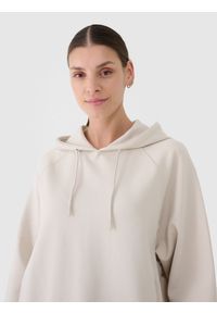 4f - 4F Bluza dresowa nierozpinana z kapturem damska - beżowa XS. Okazja: na co dzień. Typ kołnierza: kaptur. Kolor: beżowy. Materiał: dresówka. Długość rękawa: raglanowy rękaw. Wzór: gładki, ze splotem. Styl: sportowy, casual. Sport: fitness