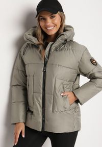Born2be - Zielona Pikowana Kurtka Mocno Ocieplana Zdobiona Naszywką Leanith. Okazja: na co dzień. Kolekcja: plus size. Kolor: zielony. Długość: długie. Wzór: aplikacja. Materiał: jeans. Długość rękawa: długi rękaw. Sezon: jesień, zima. Styl: casual, elegancki #5