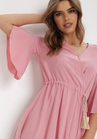 Born2be - Różowa Sukienka Myrope. Typ kołnierza: dekolt kopertowy. Kolor: różowy. Materiał: tkanina, wiskoza. Długość rękawa: krótki rękaw. Wzór: gładki, aplikacja. Typ sukienki: kopertowe. Styl: elegancki. Długość: mini #6