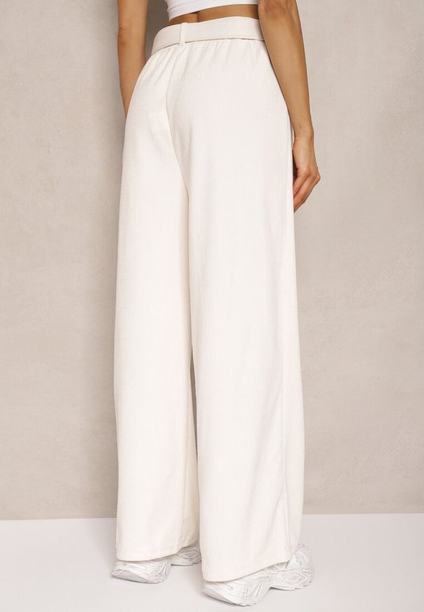 Renee - Białe Spodnie Sztruksowe o Szerokim Kroju High Waist z Paskiem Valoma. Okazja: na co dzień. Stan: podwyższony. Kolor: biały. Materiał: sztruks. Styl: casual, retro, elegancki