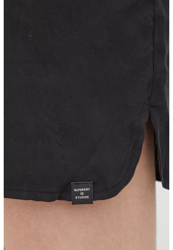 Superdry sukienka kolor czarny mini prosta. Okazja: na co dzień. Kolor: czarny. Materiał: tkanina. Długość rękawa: długi rękaw. Typ sukienki: proste. Styl: casual. Długość: mini