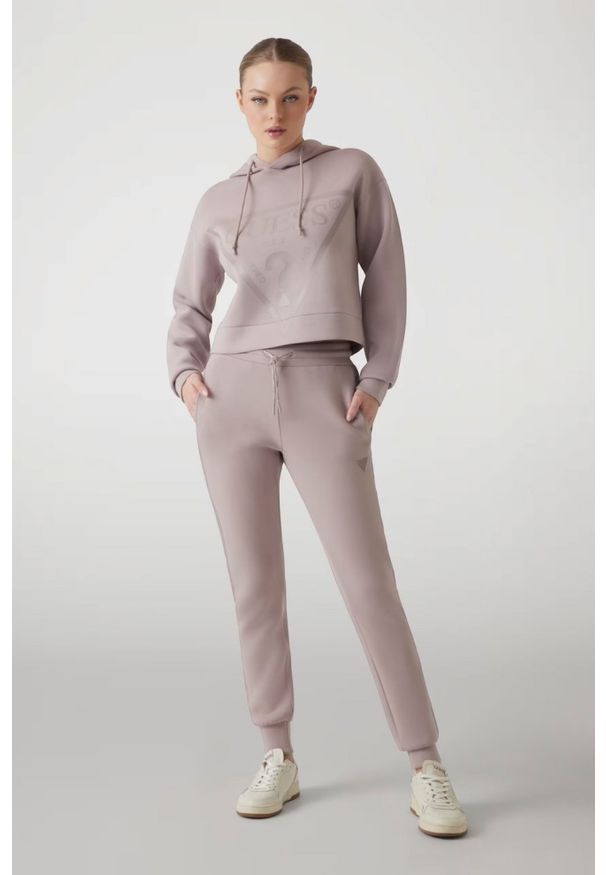 Guess - GUESS Dresowe damskie spodnie w kolorze taupe Allie Scuba. Kolor: beżowy. Materiał: dresówka