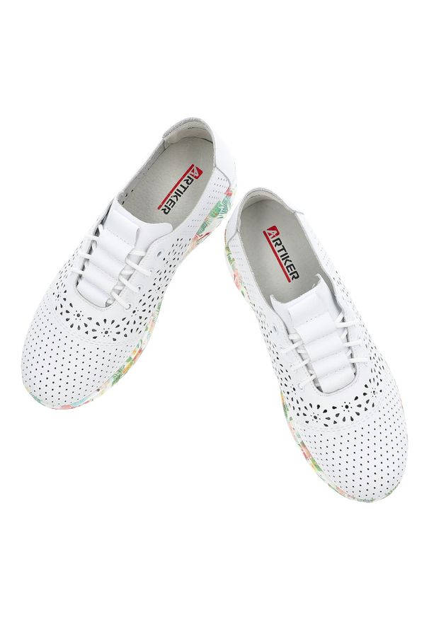 Białe Sneakersy Artiker Modne Obuwie Damskie Z Kolorową Podeszwą. Okazja: na co dzień. Zapięcie: sznurówki. Kolor: biały. Materiał: materiał. Szerokość cholewki: normalna. Wzór: kolorowy. Styl: sportowy, klasyczny, casual