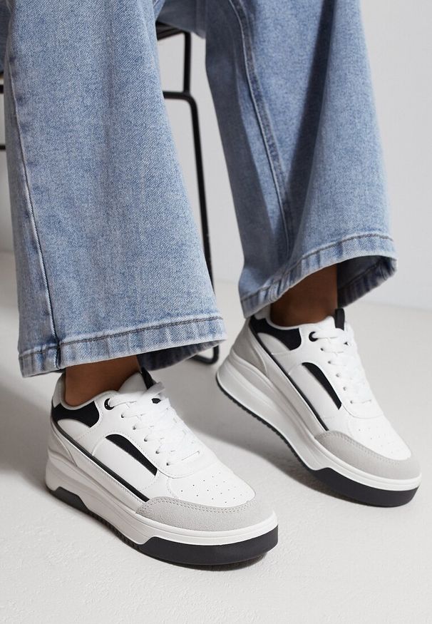 Renee - Biało-Czarne Wiązane Sneakersy na Grubej Podeszwie Maenrel. Wysokość cholewki: przed kostkę. Kolor: biały. Materiał: dresówka, jeans. Szerokość cholewki: normalna. Wzór: aplikacja