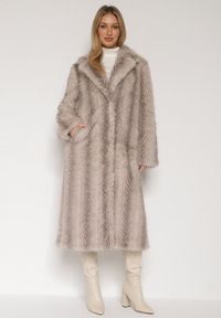 Born2be - Jasnobeżowy Jednorzędowy Płaszcz Futerko o Klasycznym Kroju Yrelsha. Okazja: na co dzień. Kolor: beżowy. Materiał: futro. Styl: klasyczny #1