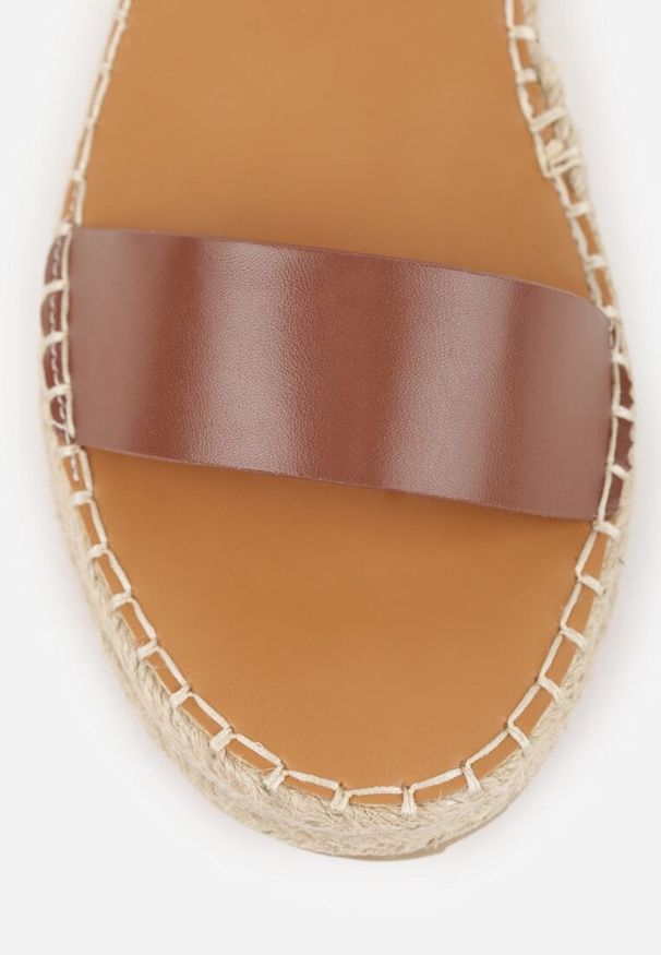 Renee - Brązowe Sandały VICES na Plecionej Grubej Podeszwie z Paskiem Wokół Kostki Casilla. Okazja: na spacer, na imprezę. Zapięcie: pasek. Kolor: brązowy. Materiał: koronka. Wzór: haft. Sezon: lato. Styl: elegancki