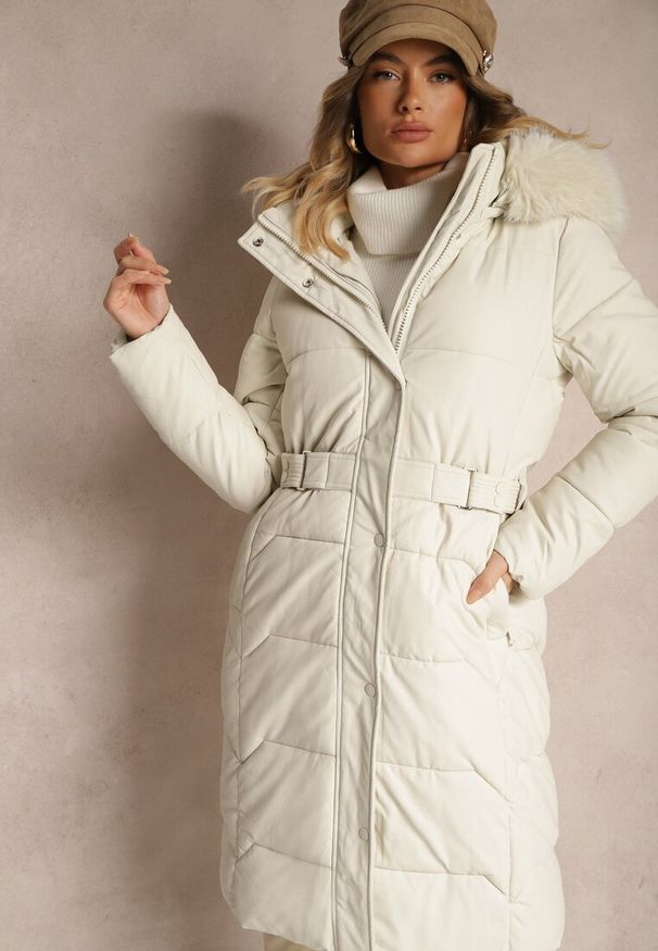 Renee - Biała Kurtka z Pikowanymi Przeszyciami i Kapturem z Futrem z Możliwością Odpięcia Innaia. Okazja: na co dzień. Kolor: biały. Materiał: futro. Długość rękawa: długi rękaw. Długość: długie. Styl: klasyczny, casual
