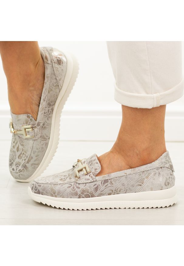 Srebrne fl skórzane mokasyny damskie Filippo Dp7656/26. Okazja: na co dzień. Kolor: srebrny. Materiał: skóra. Szerokość cholewki: normalna. Sezon: wiosna, lato. Styl: casual, elegancki