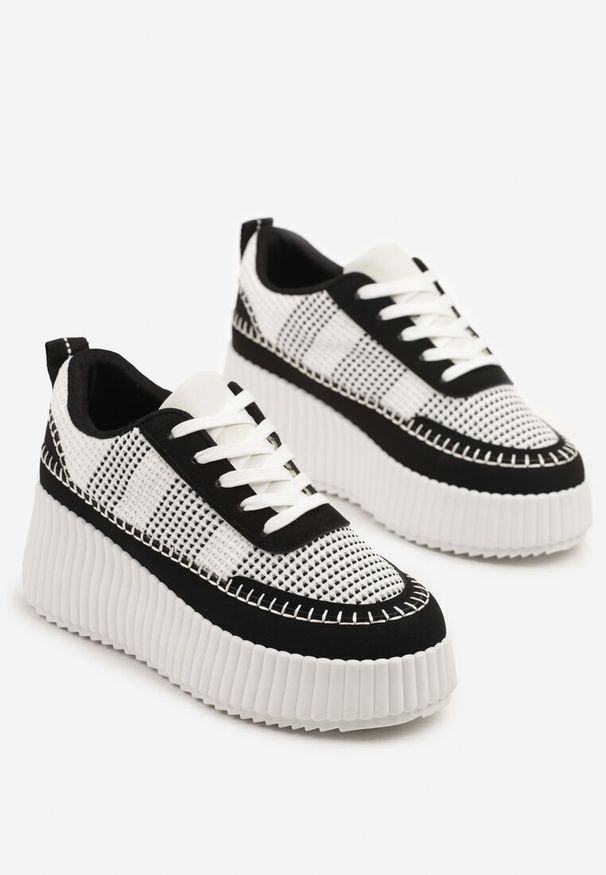 Renee - Czarno-Białe Sneakersy na Tłoczonej Platformie z Ozdobnymi Przeszyciami Faloviela. Kolor: czarny. Materiał: jeans. Obcas: na platformie