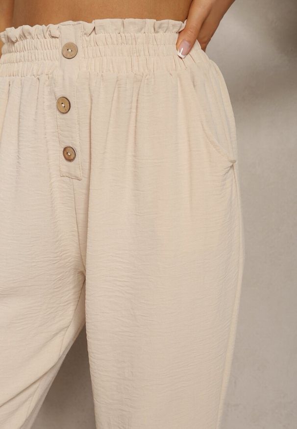 Renee - Beżowe Spodnie Typu Paper Bag High Waist z Gumką w Talii Salvavia. Okazja: na co dzień. Stan: podwyższony. Kolor: beżowy. Styl: casual, elegancki