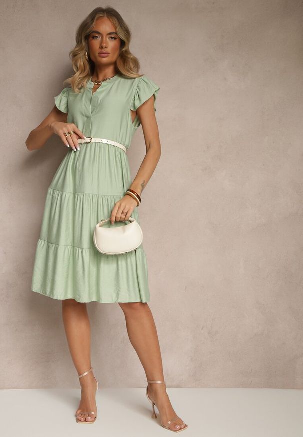 Renee - Jasnozielona Rozkloszowana Sukienka z Dekoltem w Kształcie Litery V Mevamara. Okazja: na imprezę, na co dzień. Typ kołnierza: dekolt w kształcie V. Kolor: zielony. Materiał: jeans. Długość rękawa: krótki rękaw. Wzór: aplikacja. Styl: casual, elegancki