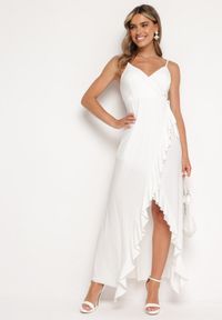 Born2be - Biała Koktajlowa Sukienka z Kopertowym Dekoltem na Ramiączkach z Ozdobną Falbanką Nestasi. Okazja: na co dzień. Kolor: biały. Długość rękawa: na ramiączkach. Typ sukienki: kopertowe. Styl: wizytowy #1